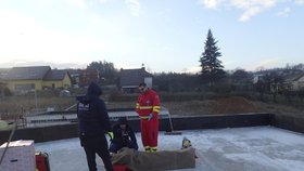 Dělníka, který se zranil v Raduni na Opavsku na namrzlé střeše, museli snést hasiči.