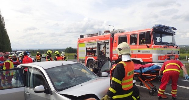 Čtyři auta v sobě, 5 zraněných! Nejhůře dopadl senior (79), vystříhávat ho museli hasiči