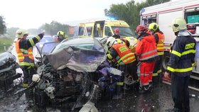 Při úterní večerní nehodě se u Kuřimi vážně zranila řidička vozu značky Kia. Místo na frekventované silnci zůstalo tři hodiny neprůjezdné.