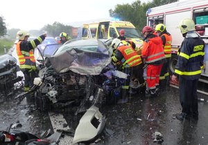 Při úterní večerní nehodě se u Kuřimi vážně zranila řidička vozu značky Kia. Místo na frekventované silnci zůstalo tři hodiny neprůjezdné.