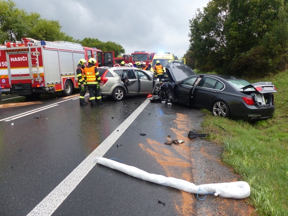 Při úterní večerní nehodě se u Kuřimi vážně zranila řidička vozu značky Kia. Místo na frekventované silnci zůstalo tři hodiny neprůjezdné.