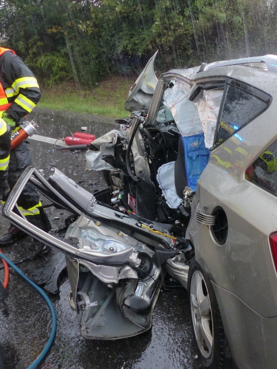 Při úterní večerní nehodě se u Kuřimi vážně zranila řidička vozu značky Kia. Místo na frekventované silnci zůstalo tři hodiny neprůjezdné. Ženu museli hasiči ze zdemolovaného auta vystříhat.