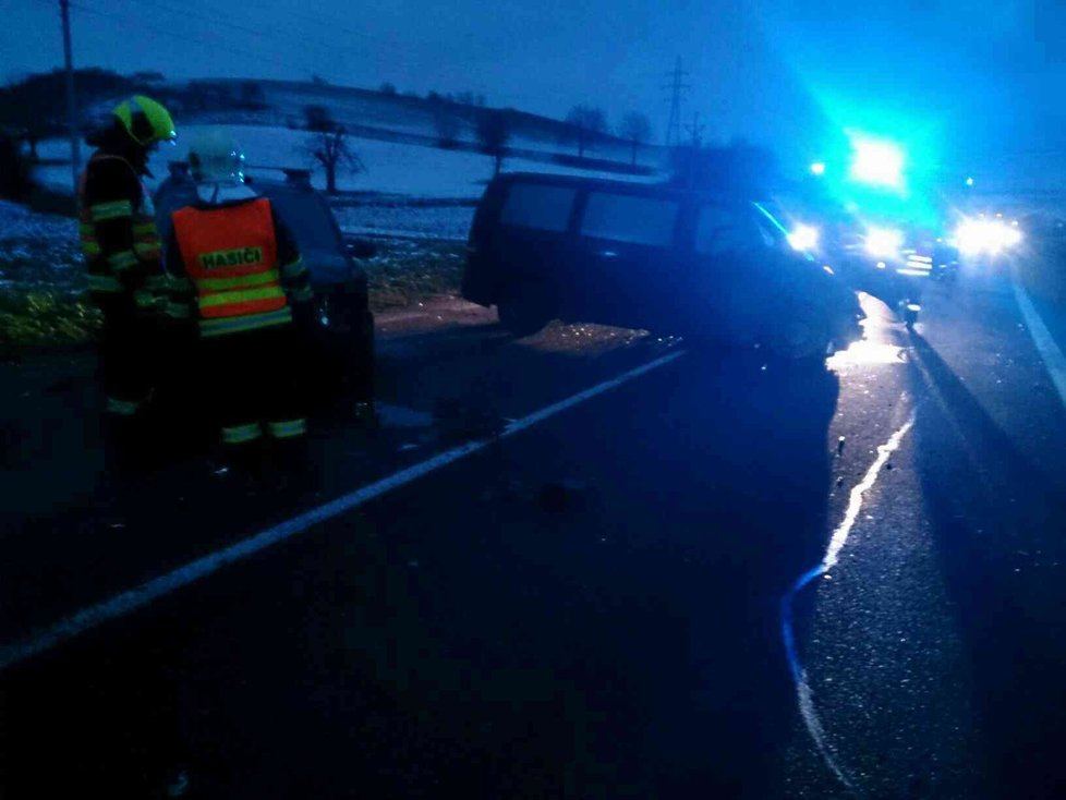 Ošklivě vyhlížející ranní nehoda mercedesu, dacie a tatrovky na Vyškovsku skončila naštěstí jen lehkými zraněními.