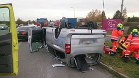 Při nehodě osobáku a mikrobusu u Mikulova se ve čtvrtek odpoledne zranilo šest cestujících.