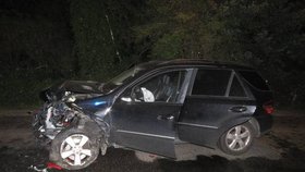 Mercedes smetl v Plzni dvě auta, policisté zjišťují, kdo seděl za volantem.