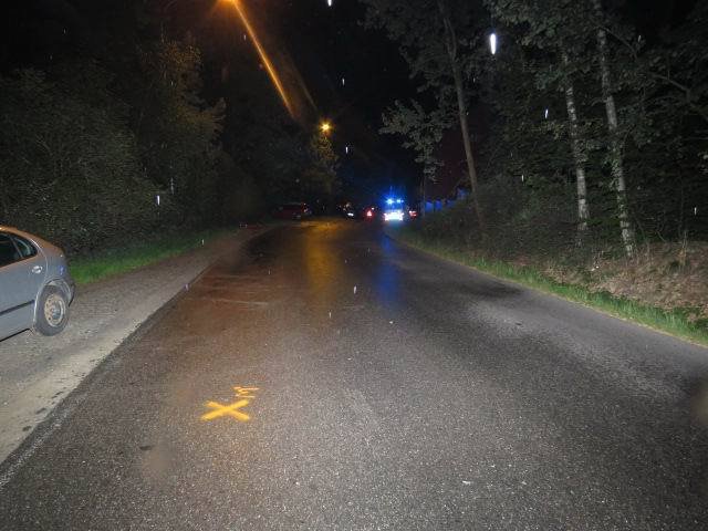 Mercedes smetl v Plzni dvě auta, policisté zjišťují, kdo seděl za volantem.