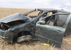 Řidič u Domažlic neudržel auto na silnici a skončil v poli.