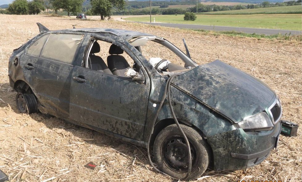 Řidič u Domažlic neudržel auto na silnici a skončil v poli.
