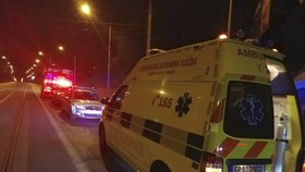 Opilý motorkář neudržel v Plzni skútr na silnici: Zraněný se projel sanitkou do špitálu