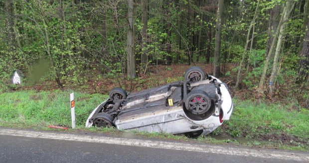 Nehoda u Spáňova na Domažlicku, řidička se lekla ptáka a převrátila auto na střechu.