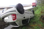Nehoda u Spáňova na Domažlicku, řidička se lekla ptáka a převrátila auto na střechu.