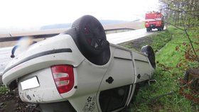 Nehoda u Spáňova na Domažlicku, řidička se lekla ptáka a převrátila auto na střechu.