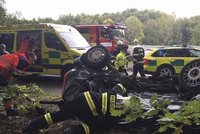 Fiat po srážce skončil na střeše, jeho řidič je mrtvý (†29), další dva jsou v nemocnici