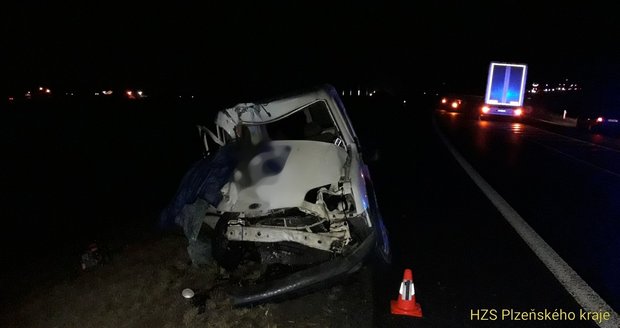 Tragická srážka auta a náklaďáku na Domažlicku: Zemřela mladá dívka, řidič bojuje o život