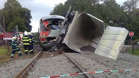 Při střetu osobního vlaku a nákladního vozu se štěrkem se ve Šluknově zranilo 11 lidí.