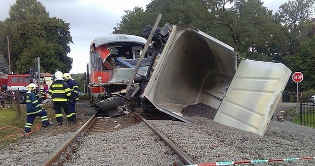 12 zraněných ve Šluknově: Osobní vlak narazil do náklaďáku se štěrkem