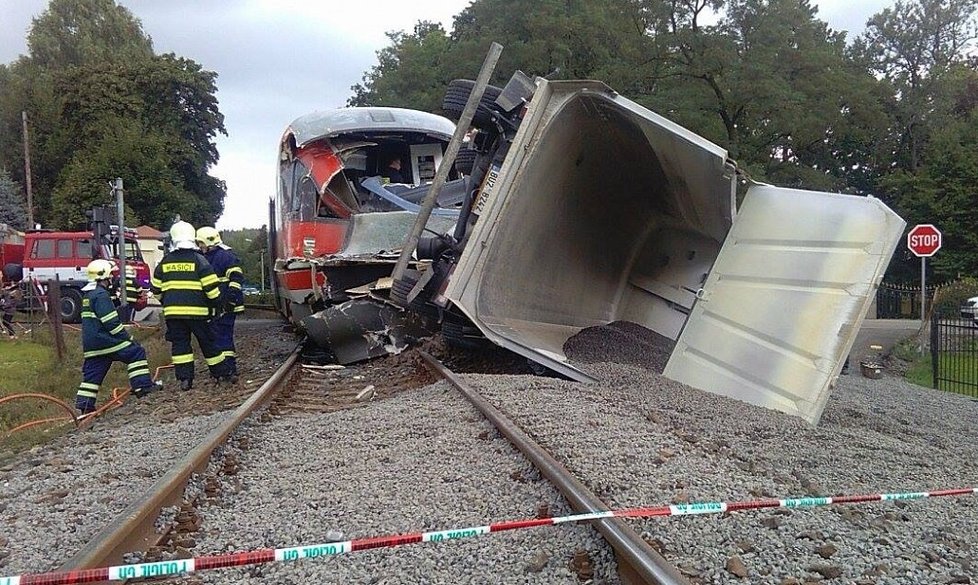 Nehoda osobního vlaku a náklaďáku ve Šluknově