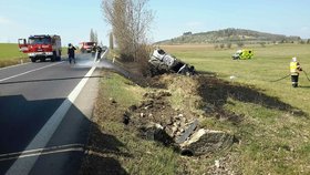 Po nehodě u Verušiček na Karlovarsku vozidlo vzplálo a vybuchlo.