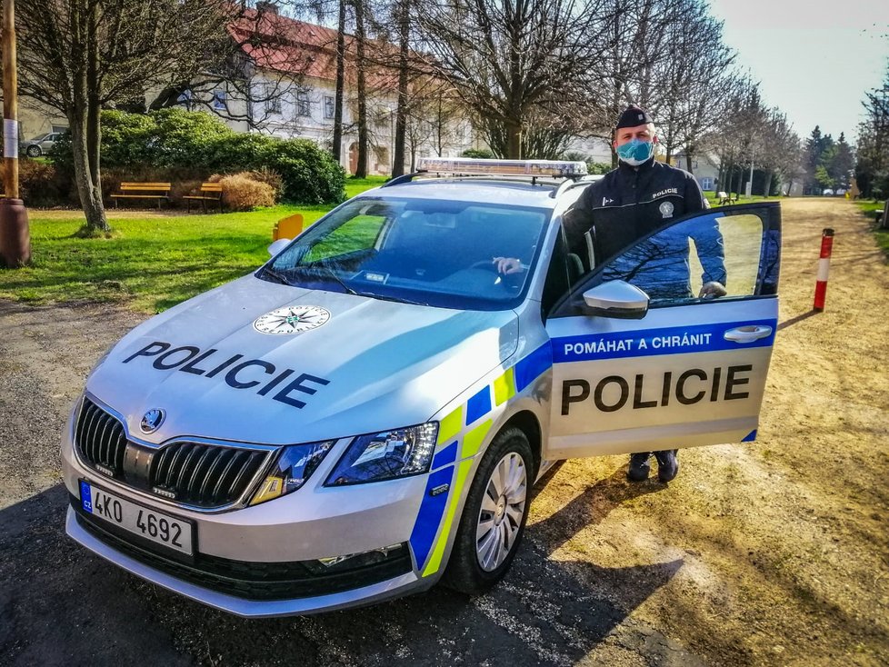 Policista Jan Bílek z Teplé na Chebsku pomáhal zachránit zraněného řidiče.