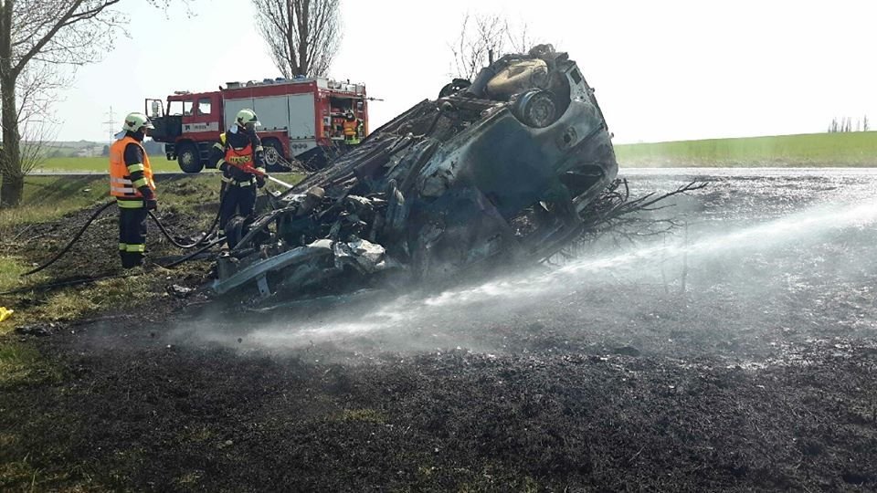 Po nehodě u Verušiček na Karlovarsku vozidlo vzplálo a vybuchlo.