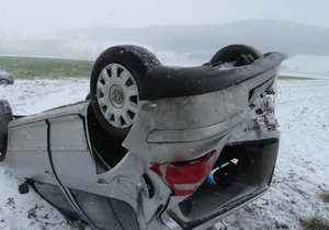 Zima řidiče „překvapila“, neudrželi auta na silnici.