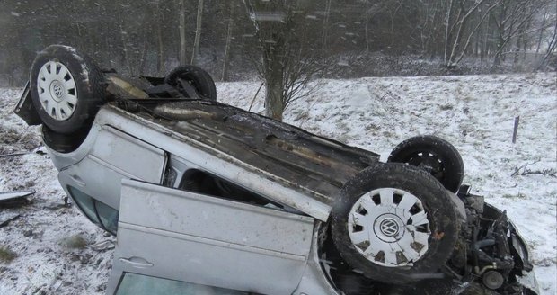 Zima řidiče „překvapila“, neudrželi auta na silnici.