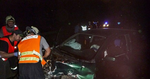 Při sobotní noční nehodě u Klobouk u Brna se zranili čtyři cestující