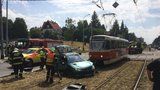 Tramvaj vjela do auta. Řidiče museli dostávat z vozu hasiči