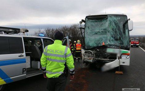 Smrtelná nehoda zablokovala včera od čtvrté ranní až téměř do oběda dálnici z Prostějova na Olomouc.