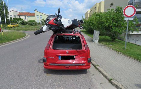 Ze střechy peugeotu si motorkář udělal přistávací plochu.