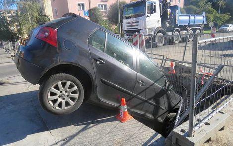 Šoférka zapíchla své auto čumákem do této díry. 