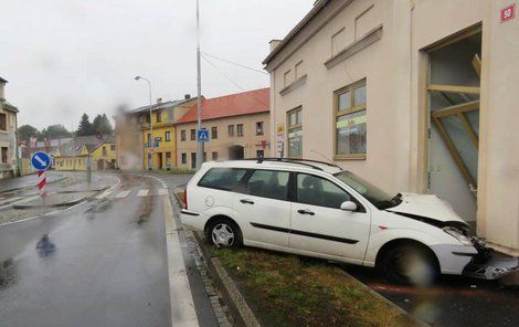 Lehce opilý řidič navedl svůj ford do zdi.