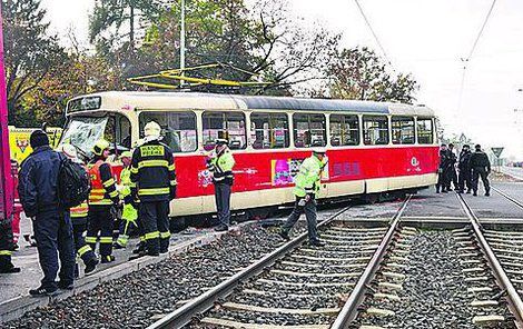 Náklaďák vykolejil tramvaj!