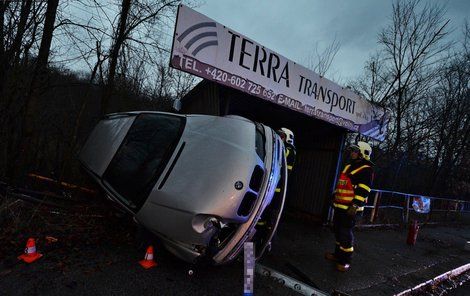 Auto zbořilo zastávku Kovošrot.