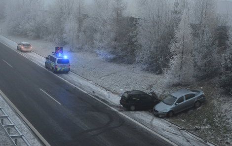 Nehoda se zřejmě stala kvůli vysoké rychlosti a snížené viditelnosti.