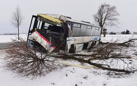 Přední náprava autobusu byla úplně zničená.