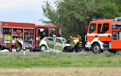 Pasažéry z havarovaných aut museli vyprostit. 