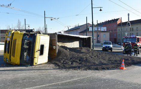 Z kamionu se vysypalo skoro 30 tun popela.