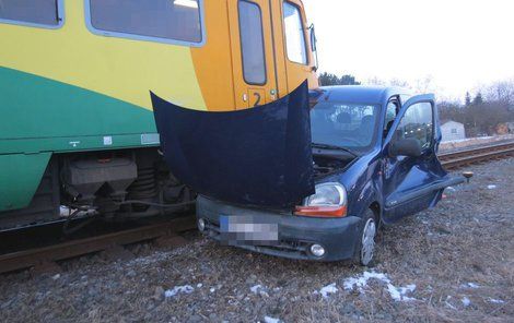 Vlak do vozu narazil v místě spolujezdce...