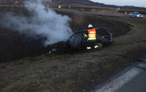 Terénní vůz poslal osobní auto mimo silnici.