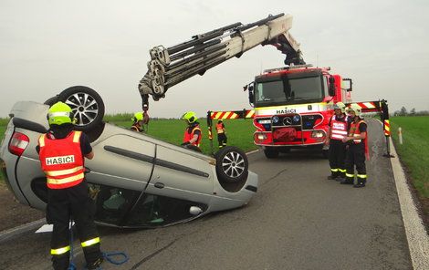 Kvůli nehodě musela být uzavřena silnice,