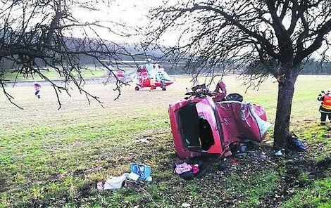 Do stromu narazilo osobní auto u Nepomuku na Plzeňsku.