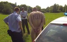 Nahatý motorkář provokoval muže zákona: S nápisem POLICIE na zádech!