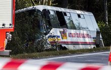 Autobus plný dětí se srazil se škodovkou: Řidič nehodu nepřežil!