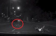 Opilý motorkář ujížděl policistům: Pak ho zachraňovali