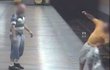 Neznámý šílenec strčil cestujícího z nástupiště do kolejiště.