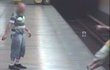 Neznámý šílenec strčil cestujícího z nástupiště do kolejiště.