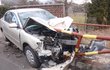 Zábradlí auto prošpikovalo a skončilo před zadními sedačkami.