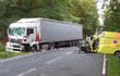 Z kabiny kamionu vytáhli záchranáři zraněného řidiče.