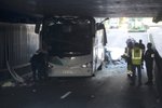 Ve francouzském tunelu se autobusu utrhla střecha.